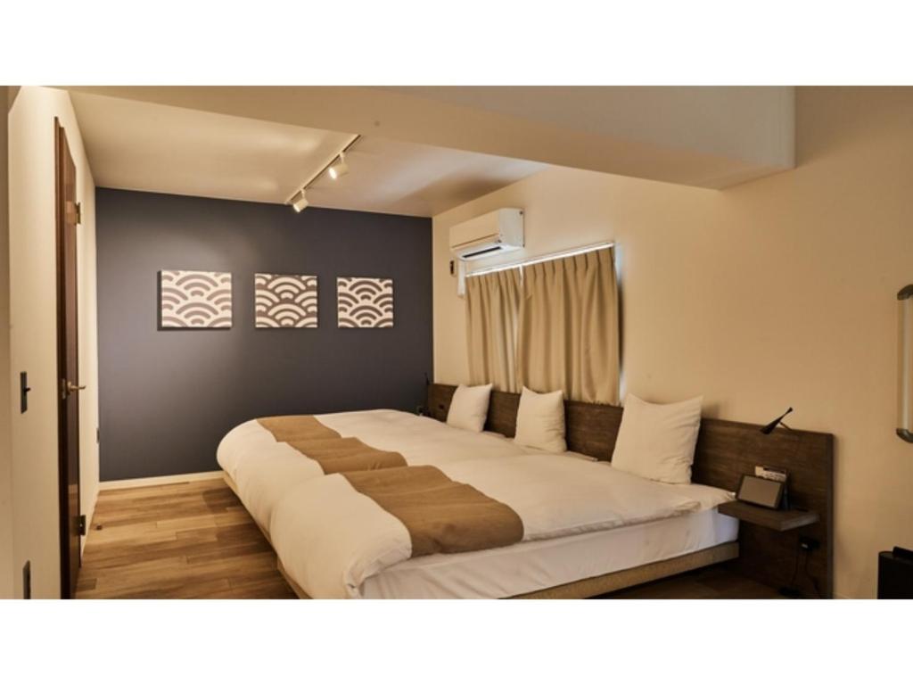 um quarto com uma cama grande num quarto em River Side Arashiyama - Vacation STAY 86249v em Quioto