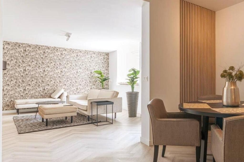 High-end Home, Near City Center And Park - Housity