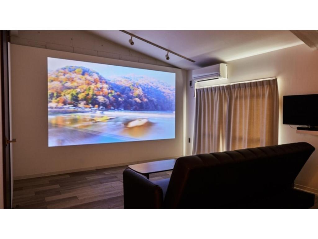 salon z dużym obrazem na ścianie w obiekcie River Side Arashiyama - Vacation STAY 86224v w mieście Kioto