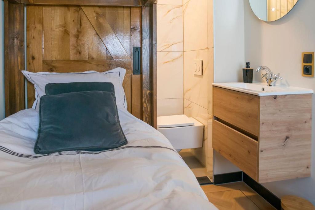 מיטה או מיטות בחדר ב-Room In The Center Of Tilburg Low Budget