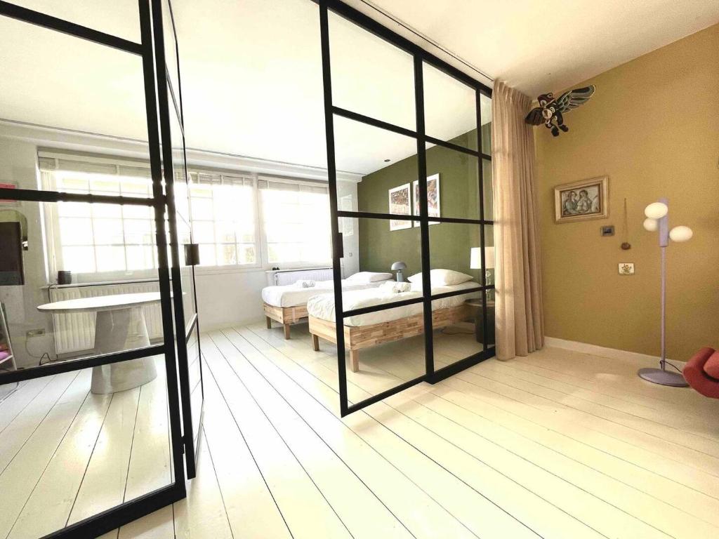 Schlafzimmer mit einem Bett und einem großen Glasfenster in der Unterkunft Lovely House Casa Colores Center 7p in Tilburg