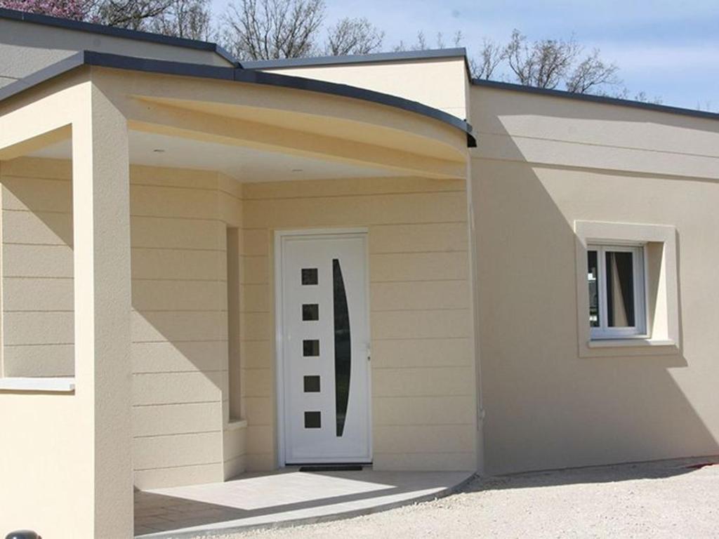 un garage avec une porte blanche dans l'établissement Maison moderne proche de Chartres avec parking privé - FR-1-581-127, à Mignières