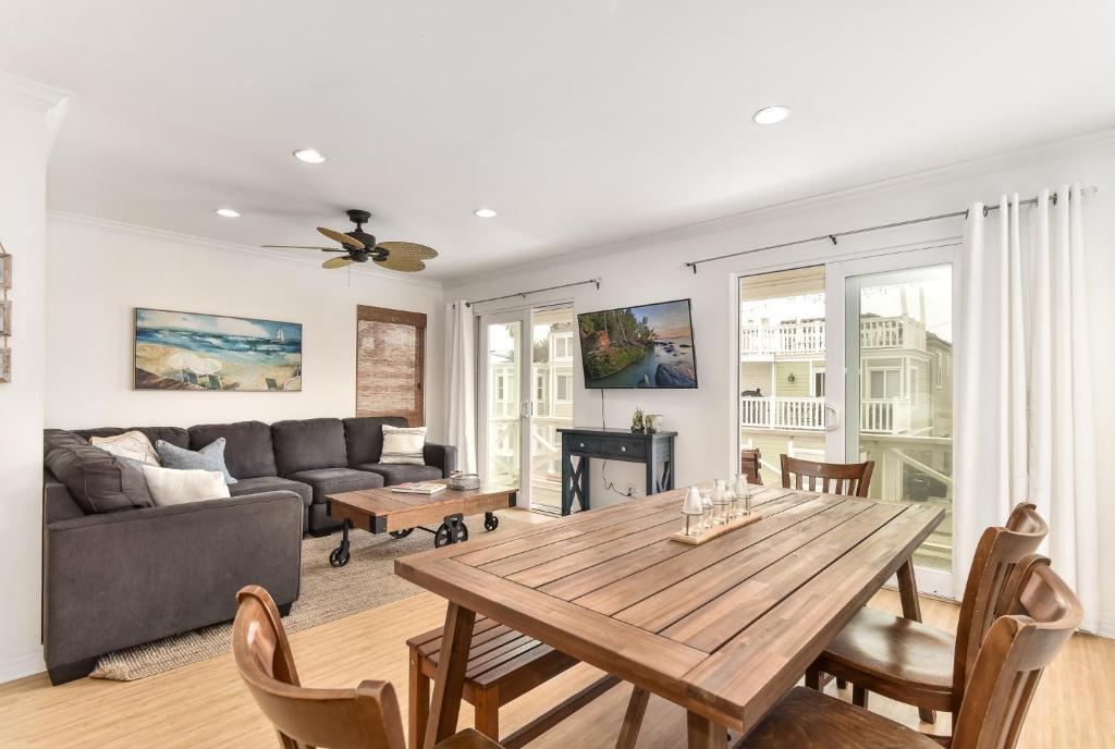 uma sala de estar com uma mesa e um sofá em 4 Bedroom Home with Rooftop & Peek-A-Boo Ocean View em Newport Beach