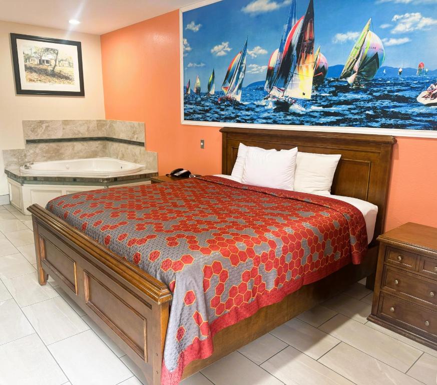 Ένα ή περισσότερα κρεβάτια σε δωμάτιο στο Pecan Valley Inn & Suites