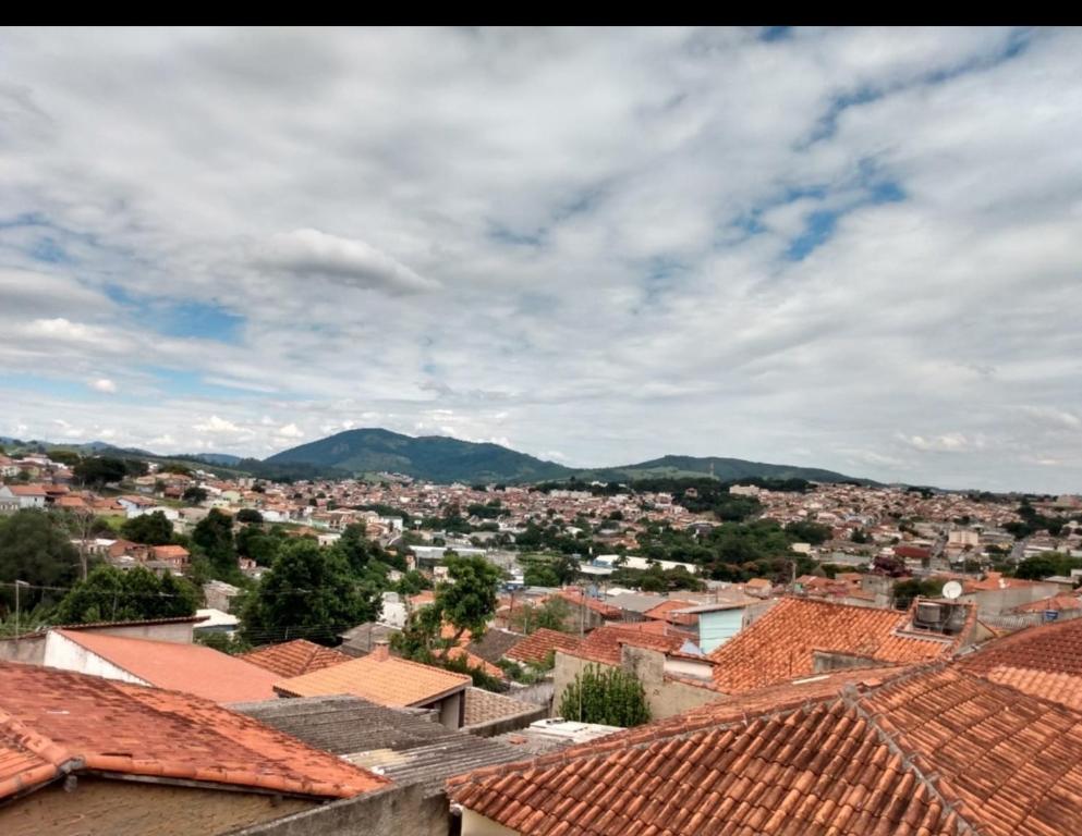 vistas a una ciudad con tejados y montañas en POUSADA MALU en Bragança Paulista
