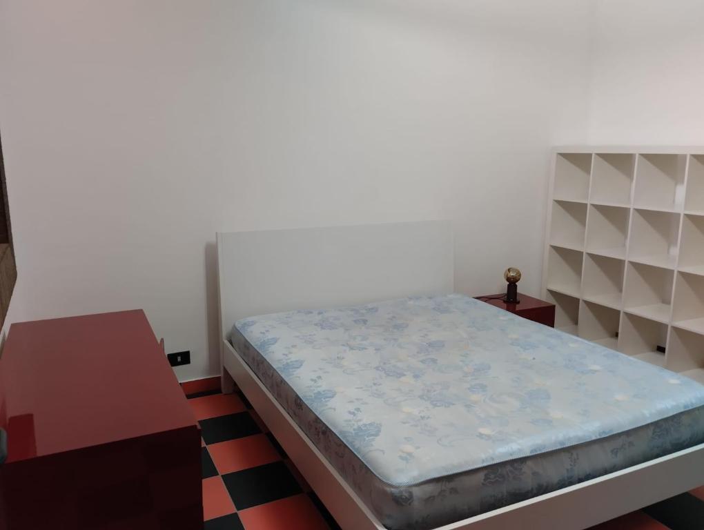 een slaapkamer met een bed en een houten tafel bij 0823 caserta centro in Caserta