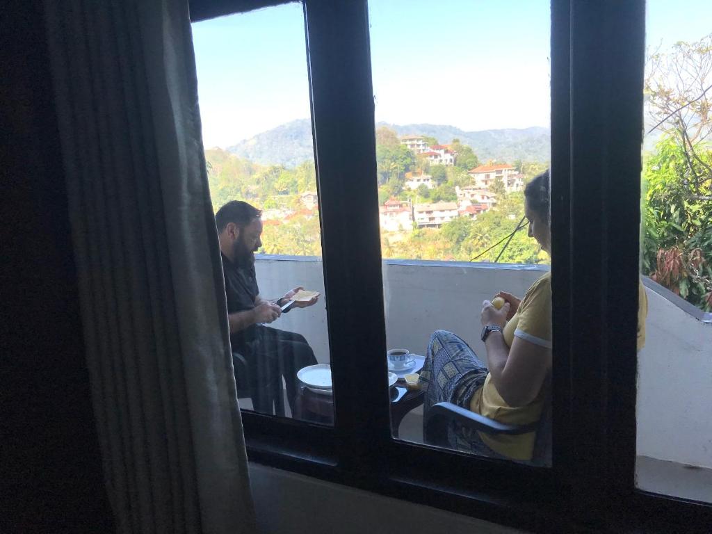 Nespecifikovaný výhled na hory nebo výhled na hory při pohledu z chaty