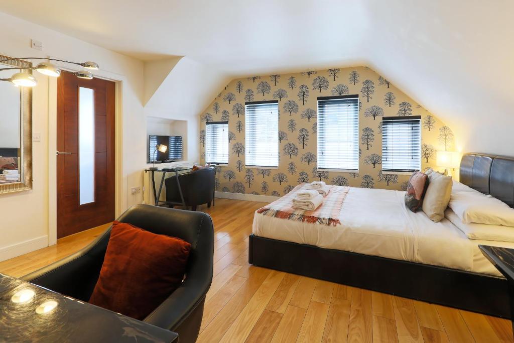 - une chambre avec un lit, un canapé et des fenêtres dans l'établissement Stay 2a Boutique Rooms, à Folkestone