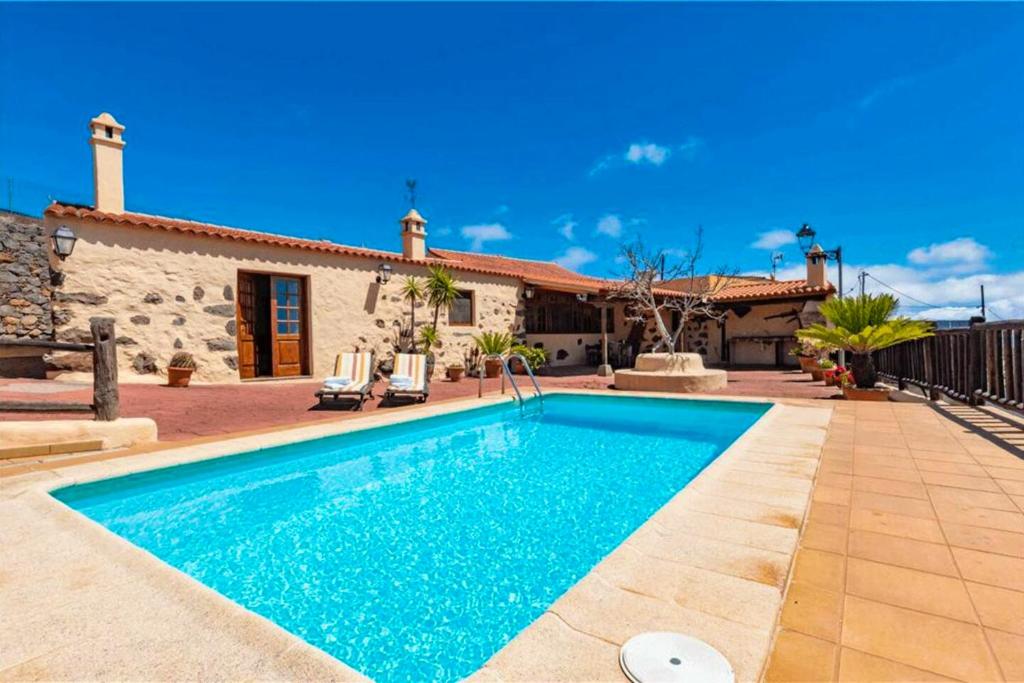 uma piscina em frente a uma casa em 2 bedrooms villa with private pool terrace and wifi at Vega de San Mateo em Vega de San Mateo