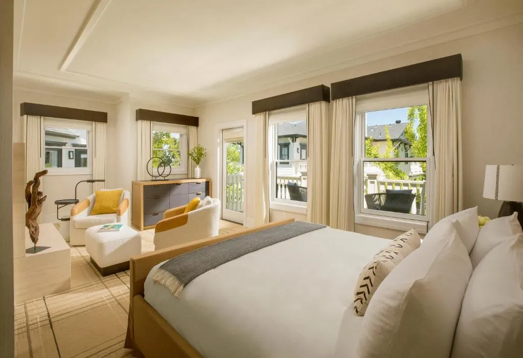 Deluxe Suite with Indoor/Outdoor Shower