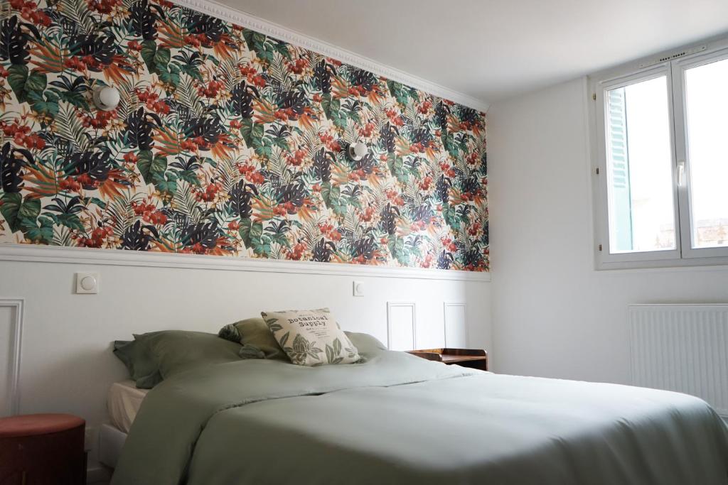 ein Schlafzimmer mit einem Bett mit einem großen Gemälde an der Wand in der Unterkunft Maison de ville - Chelles Close to Disney & Paris in Chelles