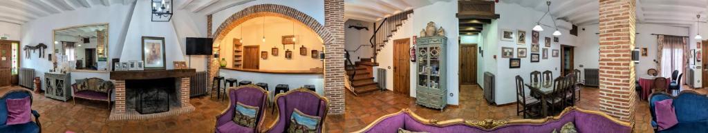 - deux photos d'une chambre avec cheminée dans un bâtiment dans l'établissement Casa El Descanso Del Peregrino, à Guadalupe