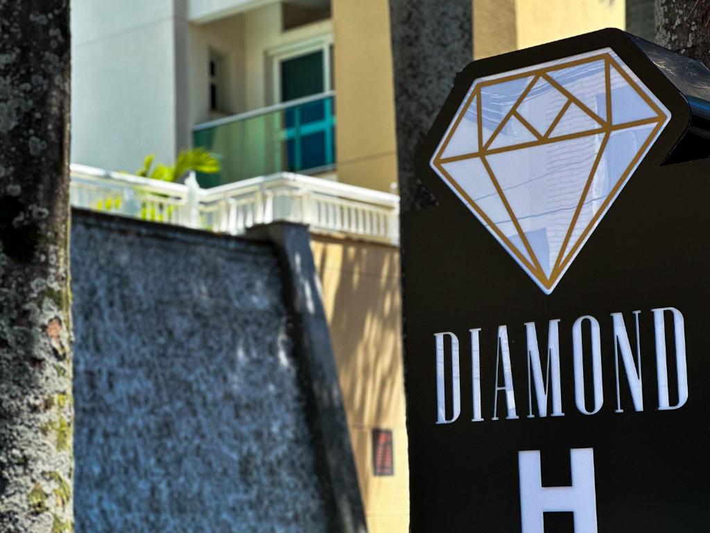 un cartel para un hotel de diamantes frente a un edificio en Hotel Cianorte Diamond, en Cianorte