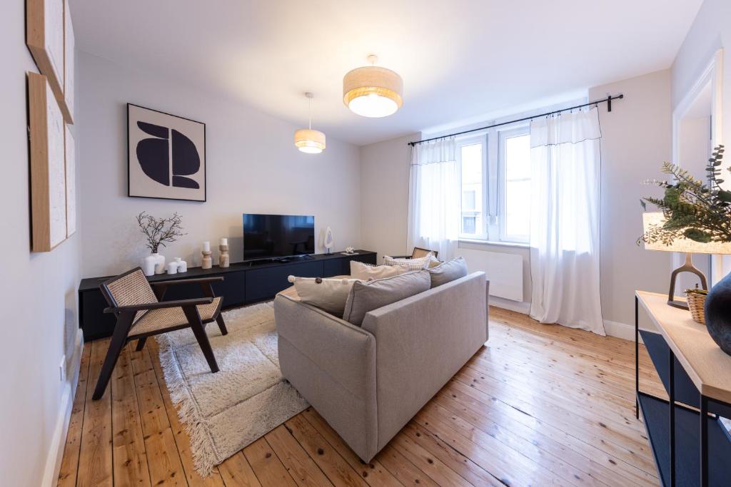 un salon avec un canapé et une table dans l'établissement Urban chic - vacation & business, à Schiltigheim