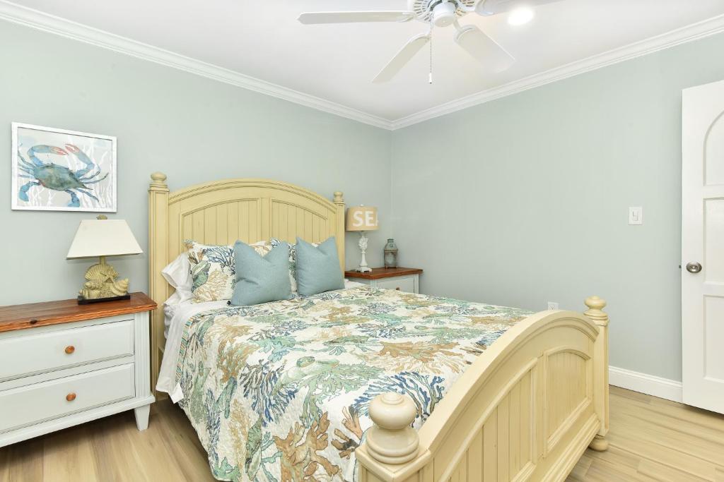sypialnia z łóżkiem i wentylatorem sufitowym w obiekcie 2 Bedroom BACK Apt at OCEANFRONT HOME on 15th St w mieście Newport Beach