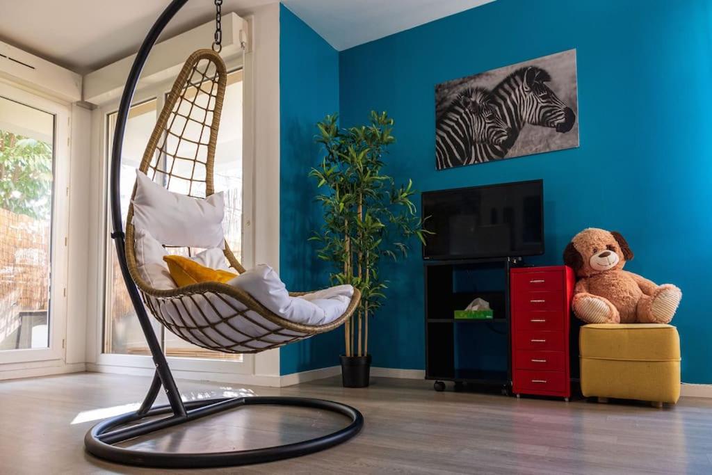 une chambre avec un fauteuil roulant et un ours en peluche dans l'établissement 2 BedRooms- 20' Paris - 25' Disneyland - WIFI, à Villiers-sur-Marne