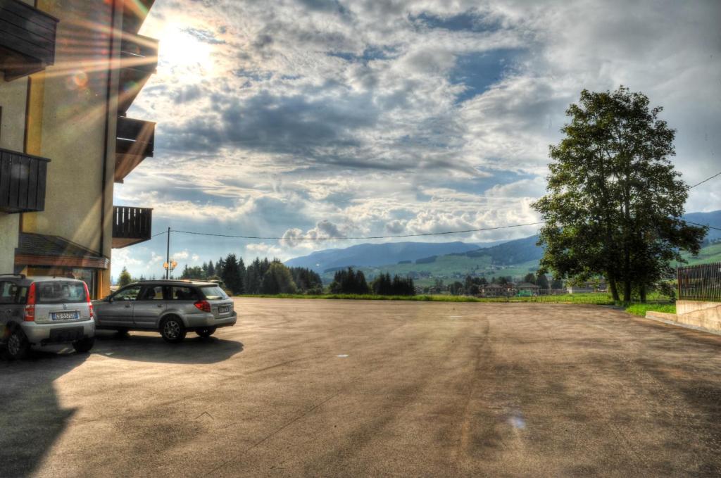 A general mountain view or a mountain view taken from az apartmanhoteleket