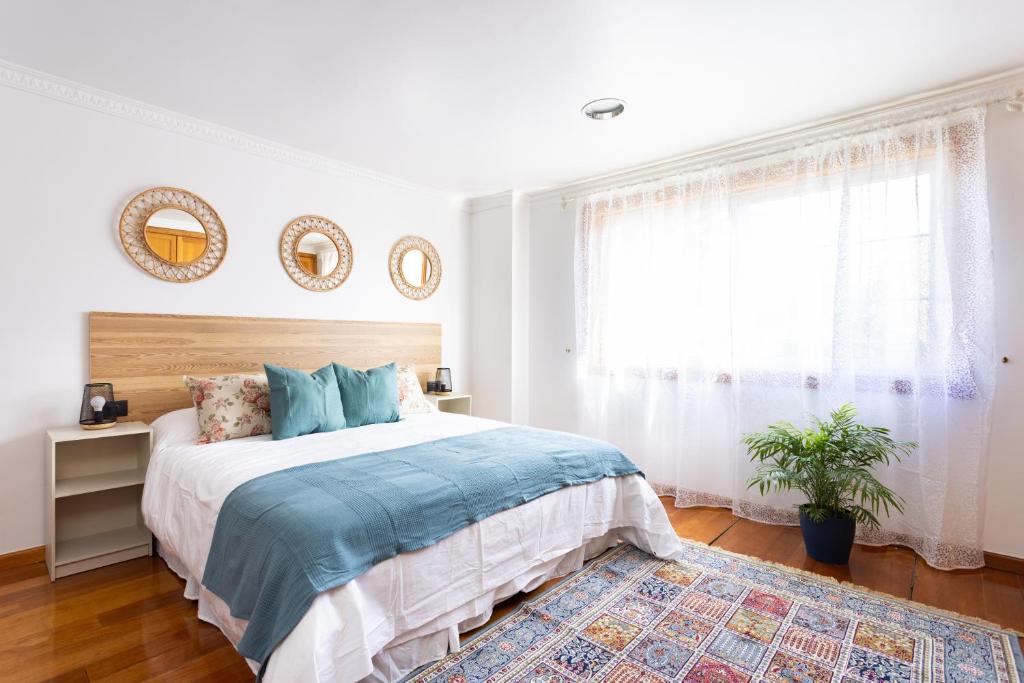een slaapkamer met een bed, een raam en een tapijt bij Casa Lali Habitación 1 in La Laguna