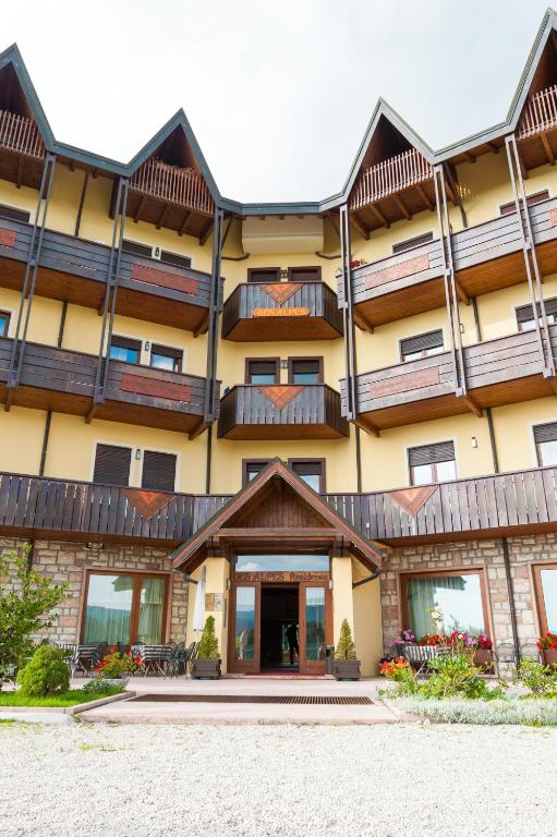 The building in which az apartmanhoteleket is located