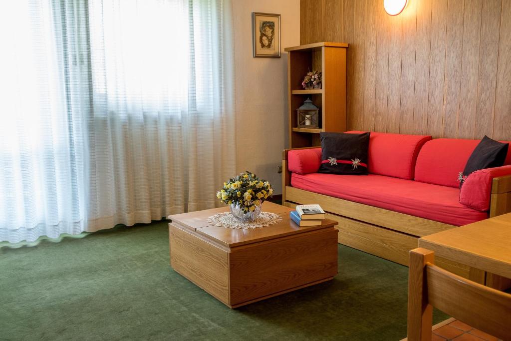 A seating area at Residence Des Alpes