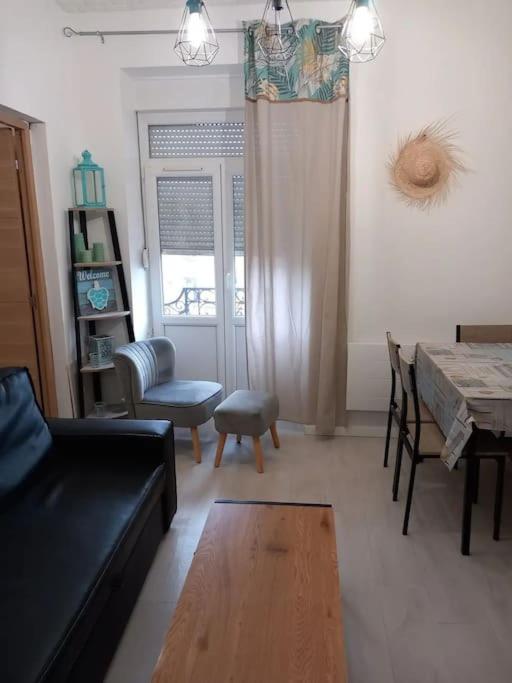 un salon avec un canapé et une table dans l'établissement location appartement Berck 350 m de la plage, à Berck-sur-Mer