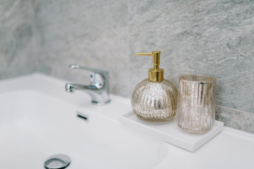 Lora luxury suite 4, free private parking, self check-in photo
