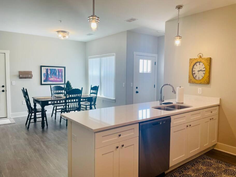 Кухня или кухненски бокс в Main Floor 2 Bedroom Condo in Bettendorf