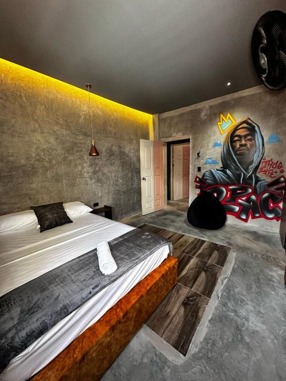 Una cama o camas en una habitación de Urban Hostal San Gil- Piscina Restaurante Bar