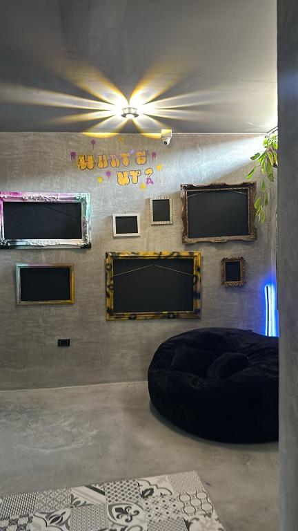 Una televisión o centro de entretenimiento en Urban Hostal San Gil- Piscina Restaurante Bar