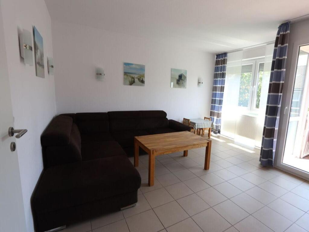 sala de estar con sofá y mesa de centro en House beach holidays "above", en Wangerland