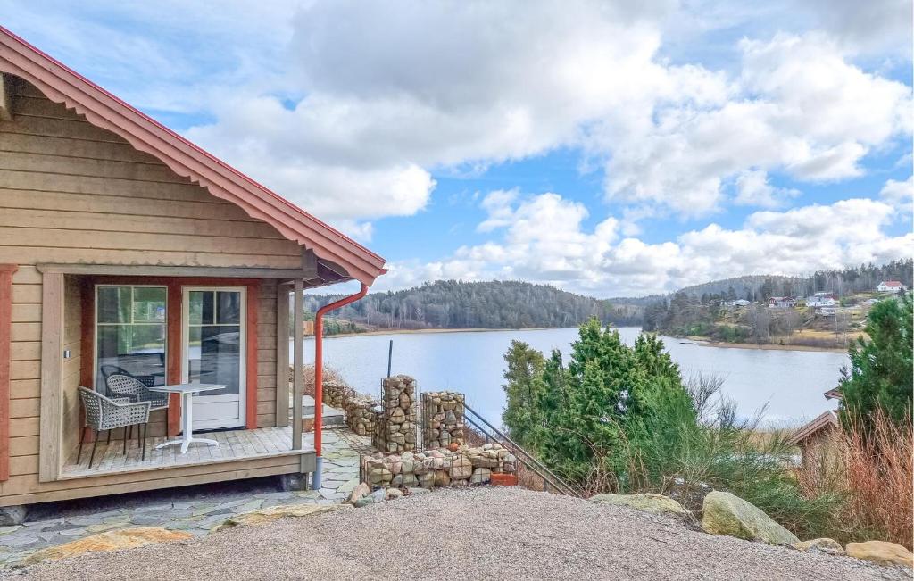 Cozy Home In Uddevalla With House Sea View في Sundsandvik: منزل مطل على البحيرة