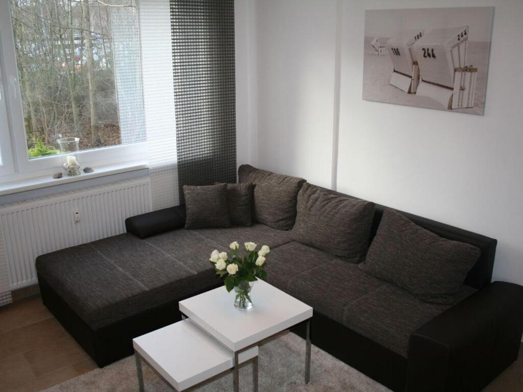 un soggiorno con divano e tavolo di Holiday apartment Seega a Timmendorfer Strand