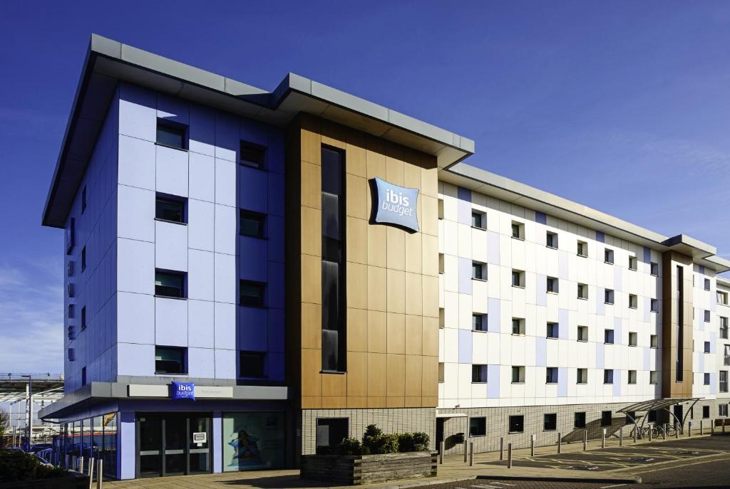 un edificio con un cartello sulla parte anteriore di Ibis Budget Portsmouth a Portsmouth