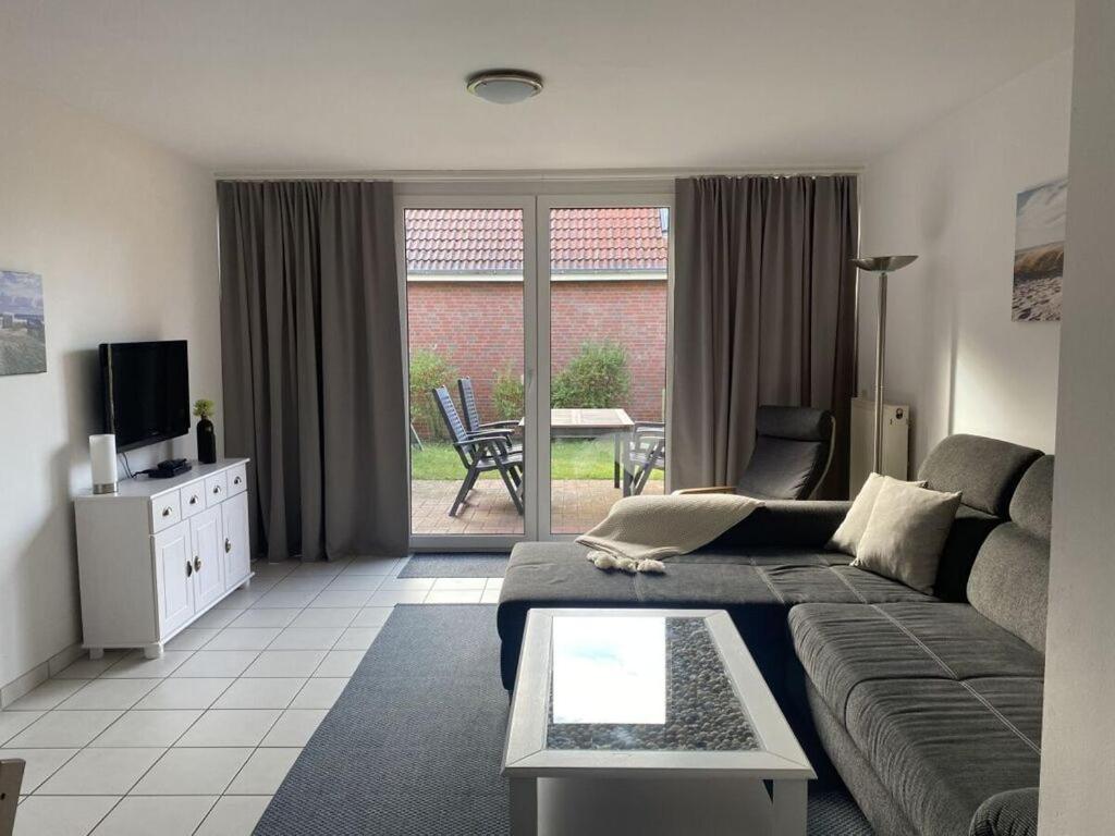 uma sala de estar com um sofá e uma mesa em Holiday house house sound of the sea em Borkum