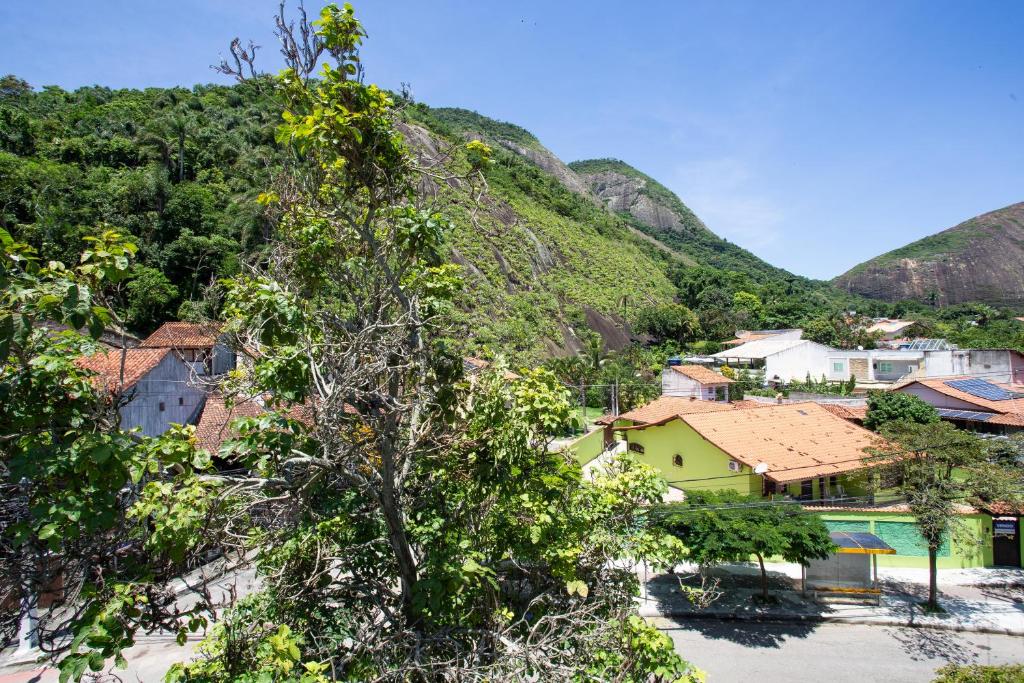 a small village with a mountain in the background at Apartamento a 500 m da Praia de Itacoatiara in Niterói