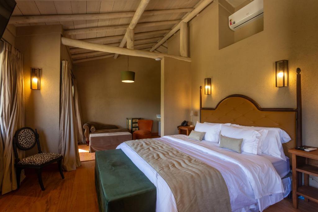 Postel nebo postele na pokoji v ubytování Quinta dos Manacás Pousada - Pedra Azul - Rota dos Lagos