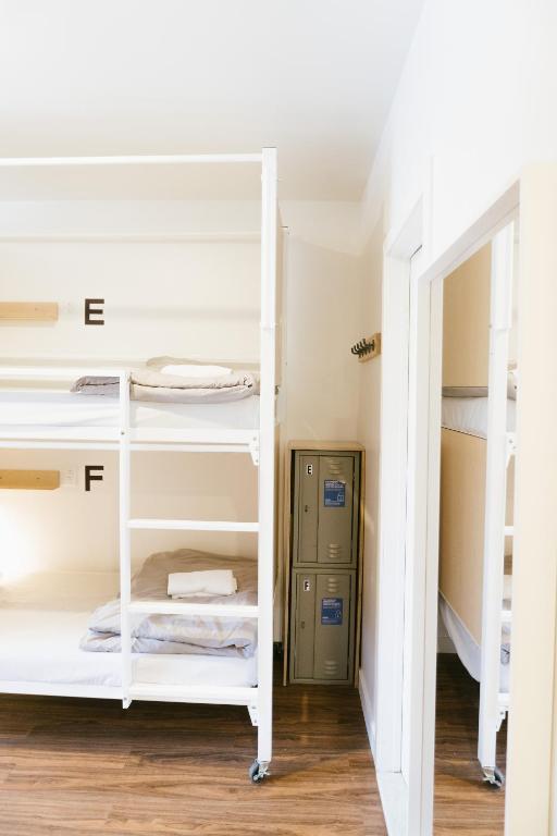 Postel nebo postele na pokoji v ubytování Auberge Saintlo Montréal Hostel