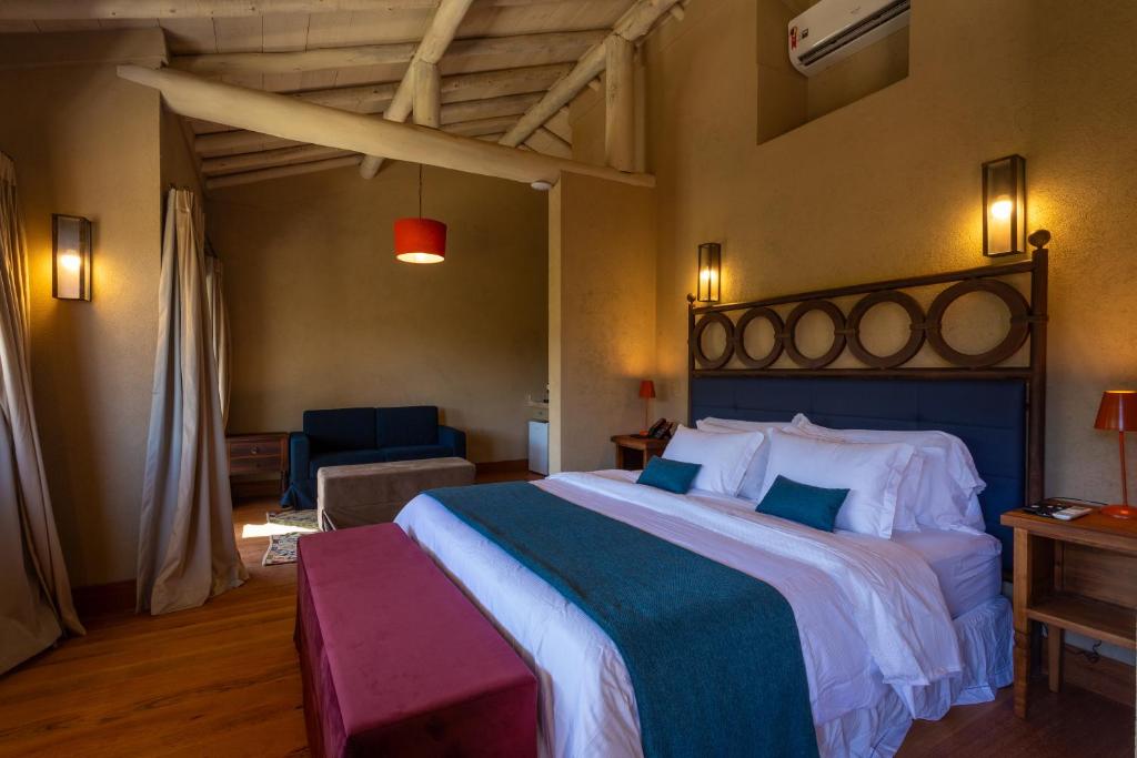 Postel nebo postele na pokoji v ubytování Quinta dos Manacás Pousada - Pedra Azul - Rota dos Lagos