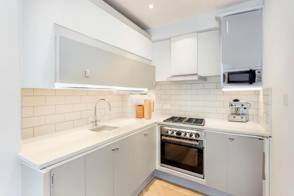 A kitchen or kitchenette at Cosy 3 Beds in Central