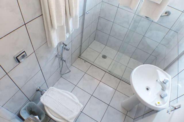 Uma casa de banho em Hotel JB
