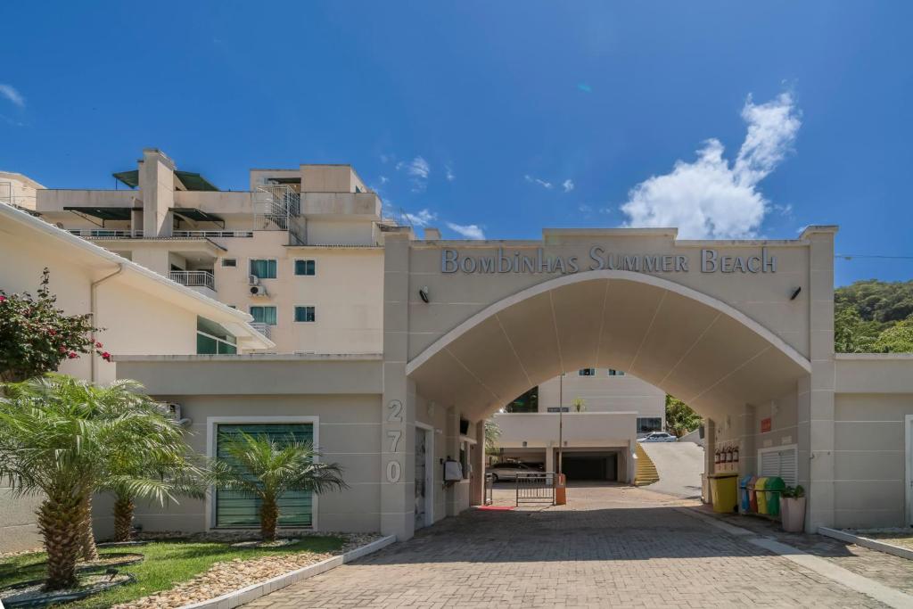 a building with an archway in front of a building at Bombinhas Summer Beach in Bombinhas