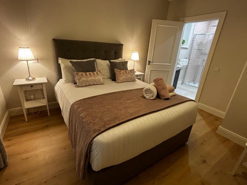 - une chambre avec un grand lit et 2 oreillers dans l'établissement The Happy Heron, à Donegal