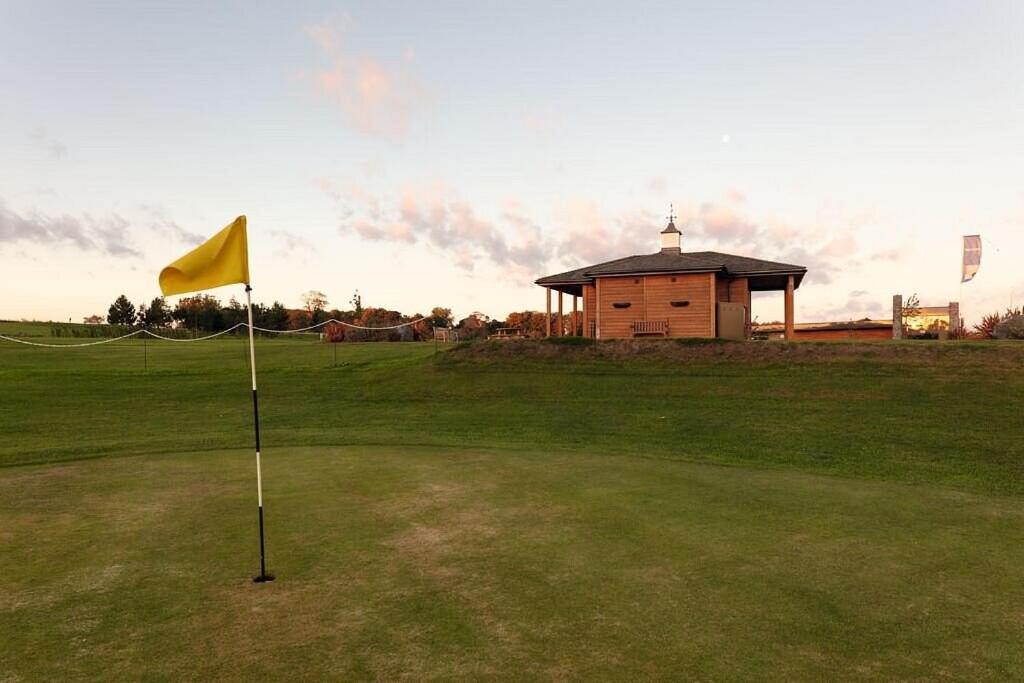 Golf v kempu nebo okolí