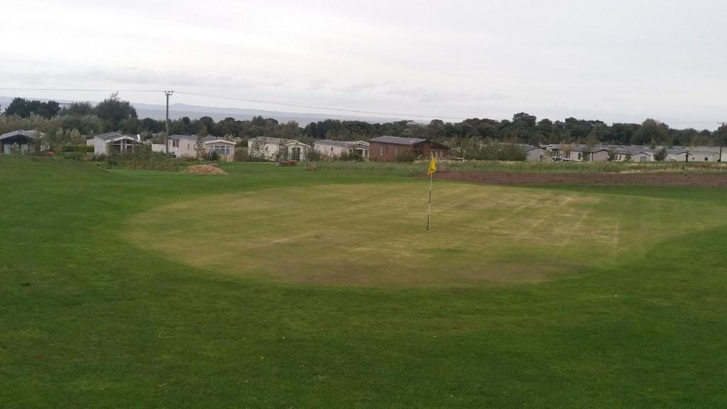 Golf v kempu nebo okolí