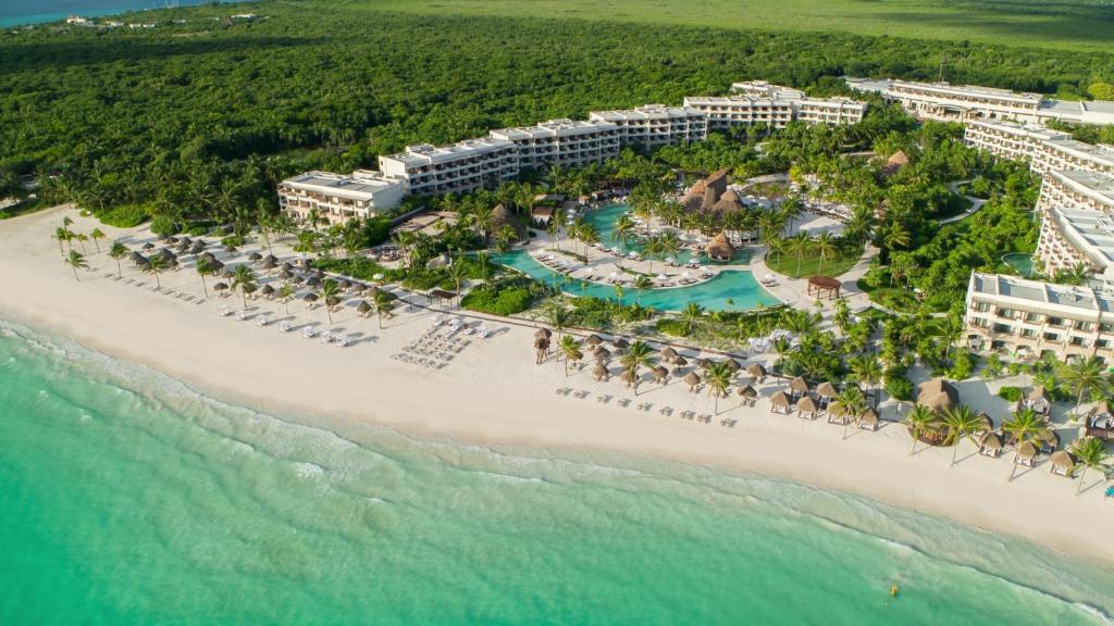 - une vue aérienne sur un complexe sur la plage dans l'établissement Secrets Maroma Beach Riviera Cancun - Adults only, à Playa del Carmen