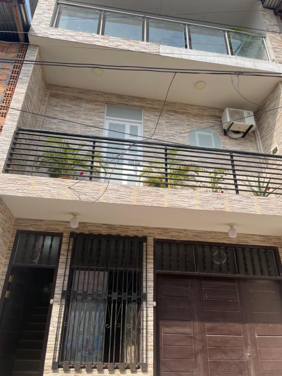 un edificio de apartamentos con balcón y 2 puertas en salome apart, en Tarapoto