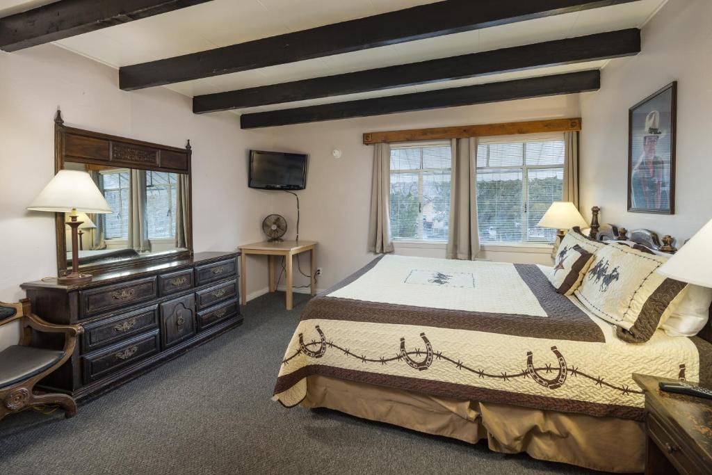 Postel nebo postele na pokoji v ubytování Apache Motel