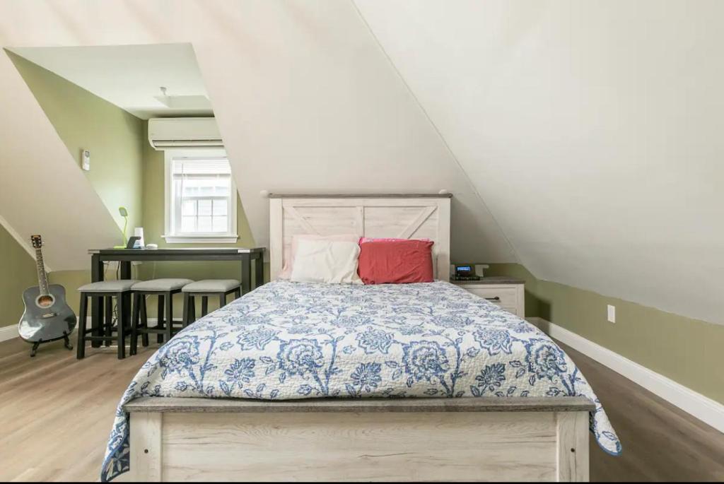 1 dormitorio con 1 cama con edredón azul y blanco en LARGE STUDIO open concept in Boston Zoo Franklin Park near, en Boston