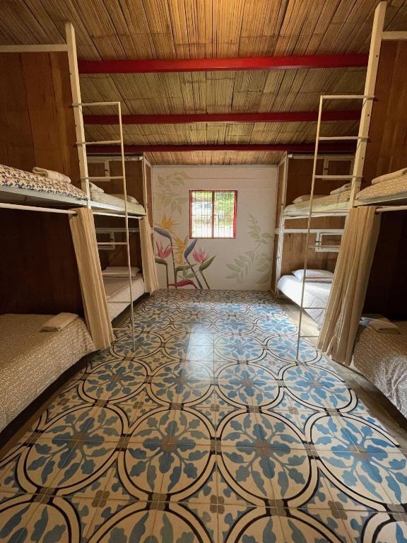 Letto o letti in una camera di Hacienda Venecia Hostel
