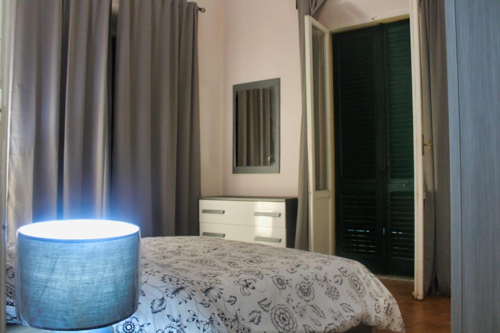 een slaapkamer met een bed, een tafel en een raam bij Estancia en Pontedera in Pontedera